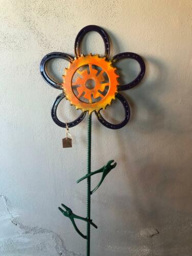 Horseshoe flower